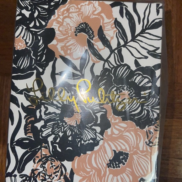 NWT/NIP Lilly Pulitzer Onyx Peony Party candle scented 8oz glass style: 011922 - Picture 5 of 10